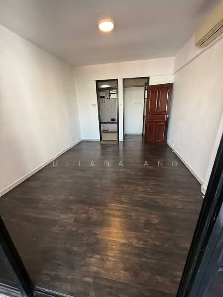 Bedok Court, 297 Bedok South Avenue 3, 3 Bedrooms, 2,271 sqft, Condominium For Rent, by Juliana Ang, 21618665 - Master Bedroom - PropertyGuru.com.sg