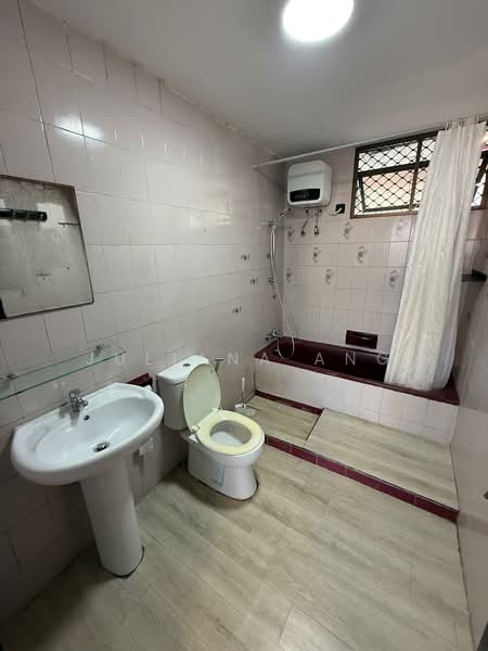 Bedok Court, 297 Bedok South Avenue 3, 3 Bedrooms, 2,271 sqft, Condominium For Rent, by Juliana Ang, 21618665 - Master Bathroom - PropertyGuru.com.sg