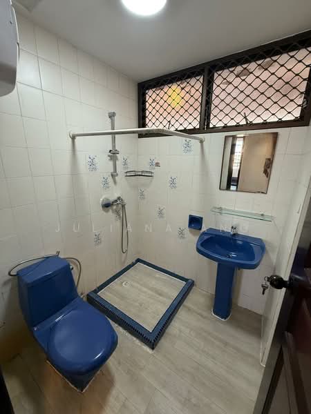 Bedok Court, 297 Bedok South Avenue 3, 3 Bedrooms, 2,271 sqft, Condominium For Rent, by Juliana Ang, 21618665 - Common Bathroom - PropertyGuru.com.sg