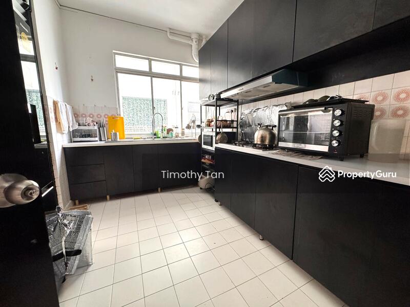 SPACIOUS KITCHEN