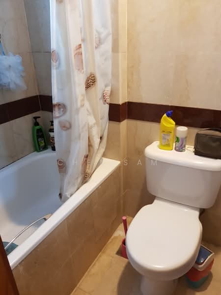 Changi Green, 712 Upper Changi Road East, 2 Bedrooms, 1,000 sqft, Condominium For Rent, by Sam Chee, 21651430 - Master Bathtub - PropertyGuru.com.sg