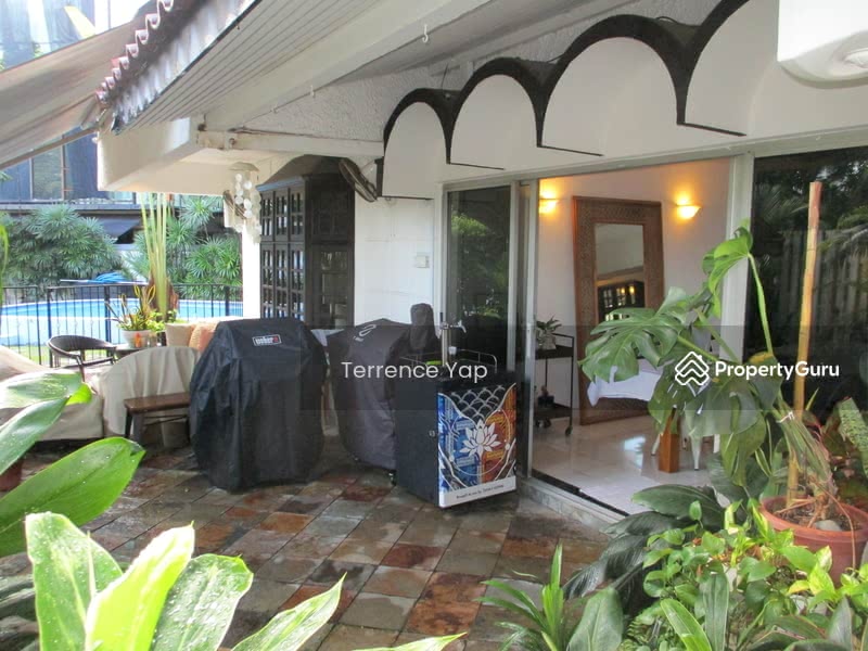QUIET, PRIVATE PATIO AT REAR