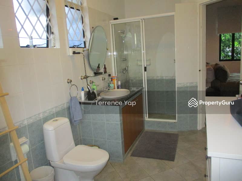 MASTER BATHROOM WITH EXTRA SHOWER STALL