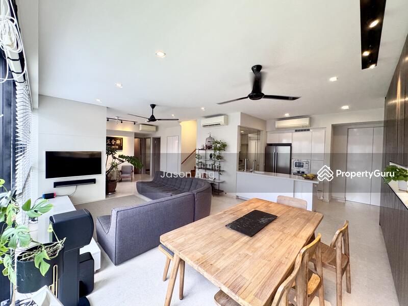 Spacious living and dining area