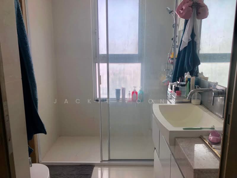 Citylights, 80 Jellicoe Road, 2 Bedrooms, 678 sqft, Condominium For Sale, by Jackie Foong, 21722404 - Ensuite Jack & Jill bathroom with window for ventilation - PropertyGuru.com.sg