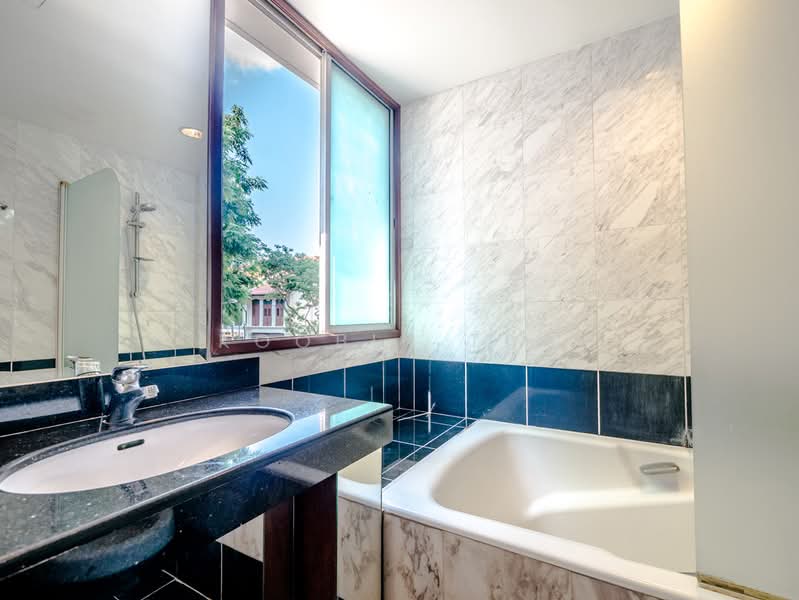 Hullet Rise, 6 Hullet Road, 3 Bedrooms, 1,147 sqft, Condominium For Rent, by Koobin Tan, 21722686 -  Master Bathroom - PropertyGuru.com.sg