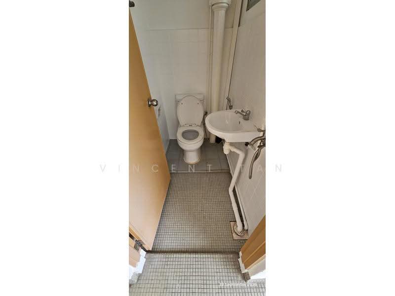 Li Hwan Drive, Hougang / Punggol / Sengkang, 3 Bedrooms, 2,000 sqft, Terraced House For Rent, by Vincent Tan, 21733950 - Bathroom - PropertyGuru.com.sg