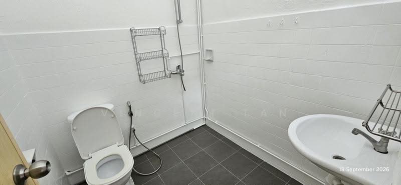 Li Hwan Drive, Hougang / Punggol / Sengkang, 3 Bedrooms, 2,000 sqft, Terraced House For Rent, by Vincent Tan, 21733950 - Bathroom - PropertyGuru.com.sg