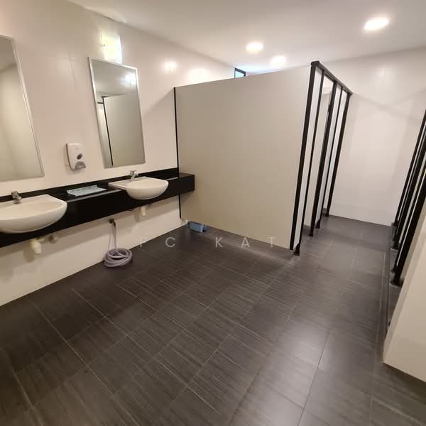 Village Tower, 35 Mount Sinai Rise, 4 Bedrooms, 2,700 sqft, Condominium For Rent, by PC Kat, 21740694 - Shower Facilities - PropertyGuru.com.sg