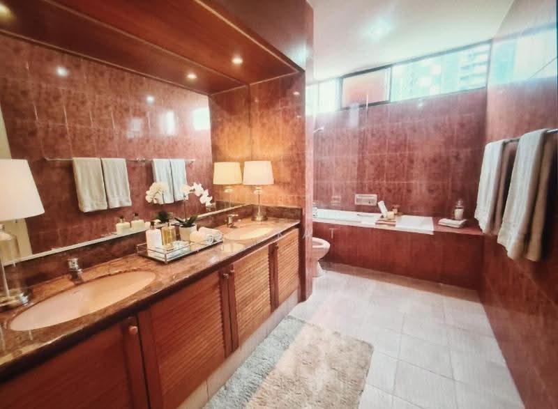 Village Tower, 35 Mount Sinai Rise, Tanglin / Holland / Bukit Timah, 4 Bedrooms, 2,700 sqft, Condominium For Rent, by PC Kat, 21740694 - Bathroom - PropertyGuru.com.sg