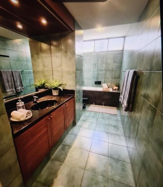 Village Tower, 35 Mount Sinai Rise, Tanglin / Holland / Bukit Timah, 4 Bedrooms, 2,700 sqft, Condominium For Rent, by PC Kat, 21740694 - Bathroom - PropertyGuru.com.sg