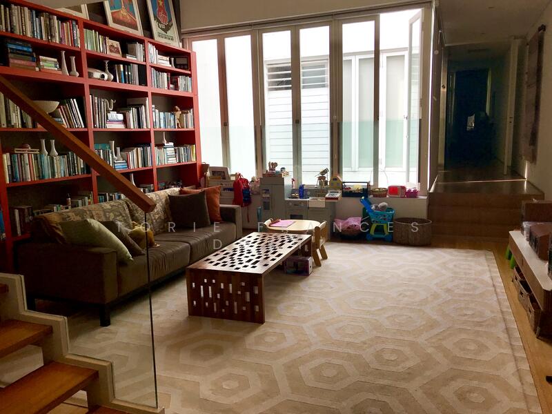 Large family area: ideal library/TV room or play room for kids