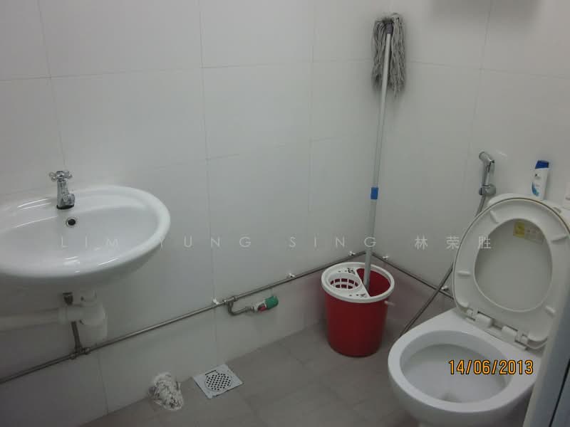 5 Hoe Chiang Road, 5 Hoe Chiang Road, 5 Bedrooms, 1,000 sqft, Walk-up Apartment For Rent, by Robert Lim Yung Sing 林榮燊, 21779844 - Bathroom 1 - PropertyGuru.com.sg