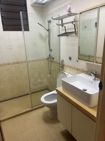 185 Bedok North Road, 185 Bedok North Road, Bedok / Upper East Coast, 3 Bedrooms, 991 sqft, HDB Flat For Rent, by Vanita Dadlani, 21792437 - Bathroom - PropertyGuru.com.sg