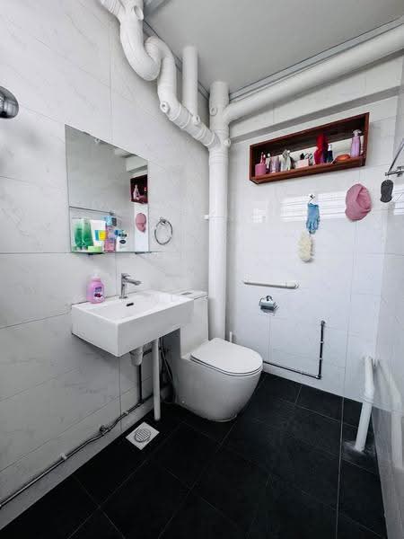 250 Bishan Street 22, 250 Bishan Street 22, Ang Mo Kio / Bishan / Thomson, 3 Bedrooms, 1,410 sqft, HDB Flat For Rent, by Juddy Yap, 21794082 - Bathroom - PropertyGuru.com.sg