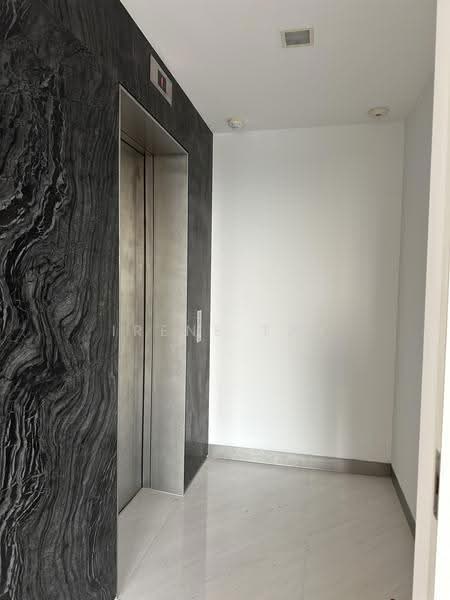 Floridian, 965 Bukit Timah Road, 4 Bedrooms, 1,830 sqft, Condominium For Rent, by Irene Tay, 21801211 - Private Lift Lobby - PropertyGuru.com.sg