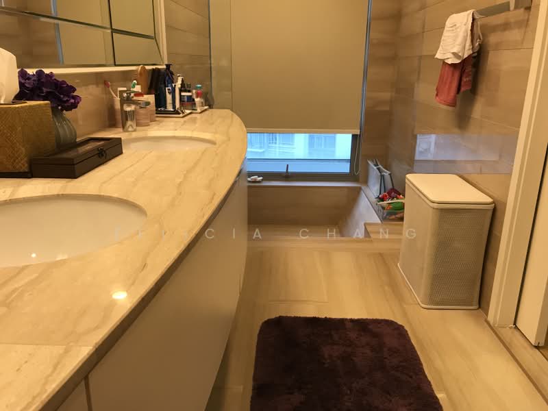 The Trillium, 112 Kim Seng Road, 4 Bedrooms, 2,300 sqft, Condominium For Rent, by Felicia Chang, 21828705 - Master bathroom with double sinks and sunken bath/ shower - PropertyGuru.com.sg