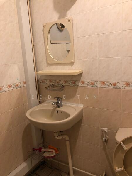 11 Cantonment Close, 11 Cantonment Close, Room Rental, 300 sqft, HDB Flat For Rent, by Eddie Tan, 21851917 - nice spacious toilet - PropertyGuru.com.sg