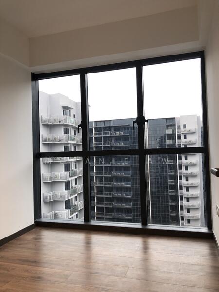 Bright and well ventilated master