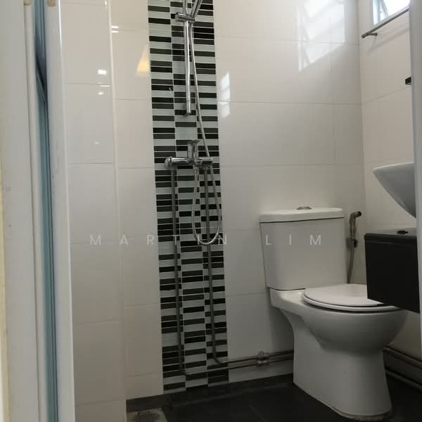 430 Clementi Avenue 3, 430 Clementi Avenue 3, 2 Bedrooms, 721 sqft, HDB Flat For Rent, by Martin Lim, 21862672 - Master Toilet - PropertyGuru.com.sg
