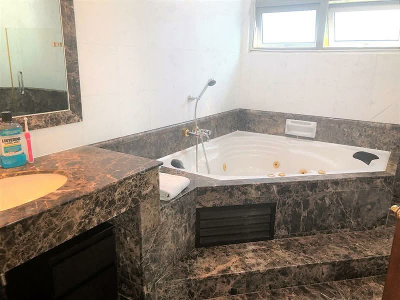 Faber Grove bungalow rental lease, Faber grove, 6 Bedrooms, 5,000 sqft, Bungalow House For Rent, by Ben Lee, 21899829 - master attach bathroom with jacuzzi / shower - PropertyGuru.com.sg