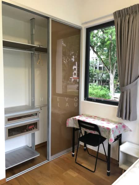 24 One Residences, 241 Pasir Panjang Road, 3 Bedrooms, 807 sqft, Condominium For Rent, by Sheevonne Lau, 21903122 - Spacious Master bedroom with super single size bed plus a study table - PropertyGuru.com.sg