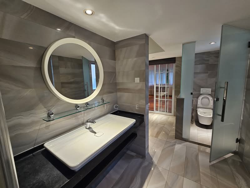 Leonie Towers, 20 Leonie Hill, 3 Bedrooms, 2,938 sqft, Apartment For Rent, by Nic Ee, 21934738 - Superb Bathroom with WC, standing shower, long bath - PropertyGuru.com.sg