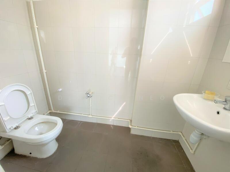 Pioneer Point, 5 Soon Lee Street, 1,302 sqft, Factory / Workshop (B2) For Sale, by Derrick Neo, 21957462 - Ensuite with toilet - CommercialGuru.com.sg