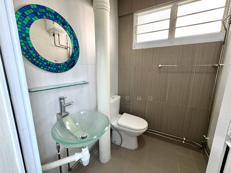 222 Serangoon Avenue 4, 222 Serangoon Avenue 4, 1 Bedroom, 721 sqft, HDB Flat For Rent, by Emy Wong, 22000314 - Common Bathroom - PropertyGuru.com.sg