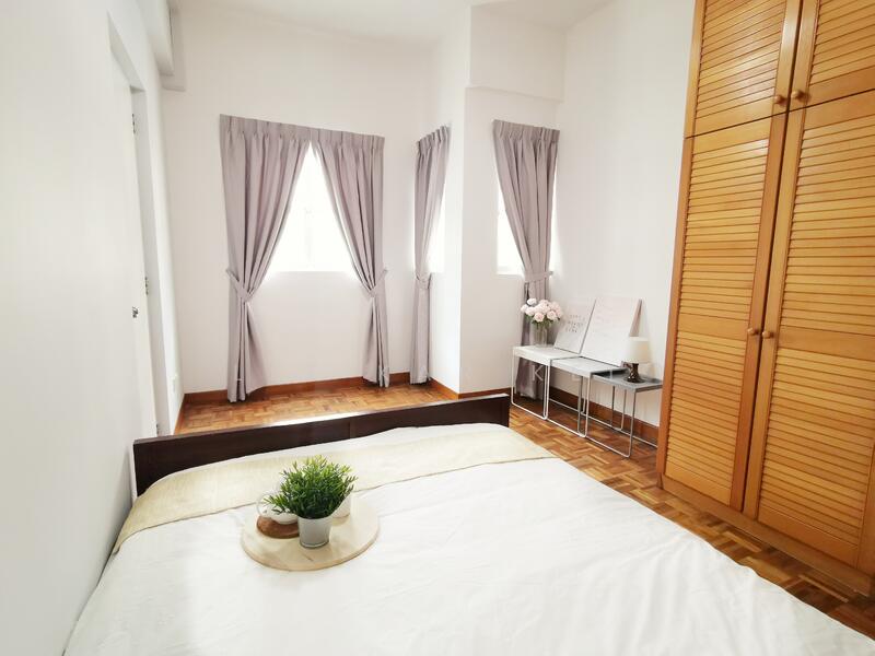 Bright and airy high ceiling