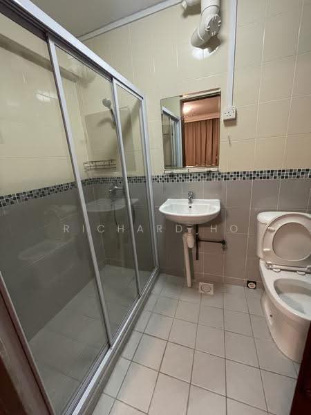 179 Bishan Street 13, 179 Bishan Street 13, Ang Mo Kio / Bishan / Thomson, 3 Bedrooms, 1,302 sqft, HDB Flat For Rent, by Richard Ho, 22026585 - Master Toilet - PropertyGuru.com.sg