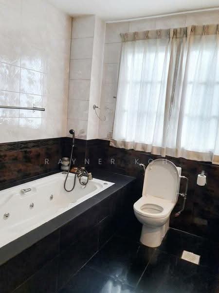 Freehold Semi-D near Thomson road vicinity, Jalan Leban, Ang Mo Kio / Bishan / Thomson, 6 Bedrooms, 4,000 sqft, Semi-Detached House For Sale, by Rayner Koh, 22030596 - Master Bathroom - PropertyGuru.com.sg
