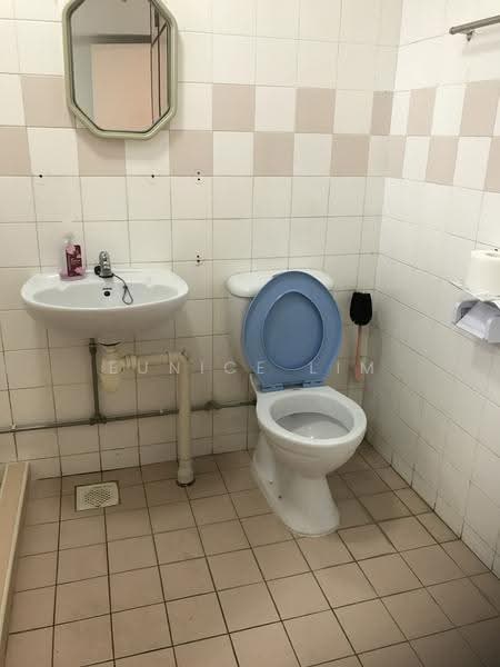 668A Jurong West Street 64, 668A Jurong West Street 64, Boon Lay / Jurong / Tuas, 3 Bedrooms, 969 sqft, HDB Flat For Rent, by Eunice Lim, 22040559 - Bathroom - PropertyGuru.com.sg