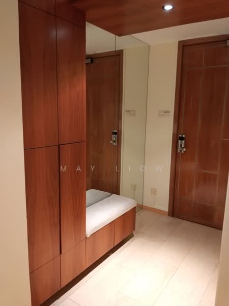 The Legacy, 455 Bukit Timah Road, 2 Bedrooms, 980 sqft, Apartment For Rent, by May Liow, 22088258 - Entrance with big mirror and built-in shoe cabinets - PropertyGuru.com.sg