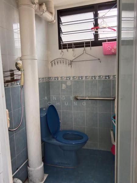706 Yishun Avenue 5, 706 Yishun Avenue 5, Sembawang / Yishun, 2 Bedrooms, 883 sqft, HDB Flat For Rent, by Angela Chung, 22127954 - Common Bathroom - PropertyGuru.com.sg