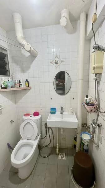 706 Yishun Avenue 5, 706 Yishun Avenue 5, Sembawang / Yishun, 2 Bedrooms, 883 sqft, HDB Flat For Rent, by Angela Chung, 22127954 - Master Bathroom - PropertyGuru.com.sg