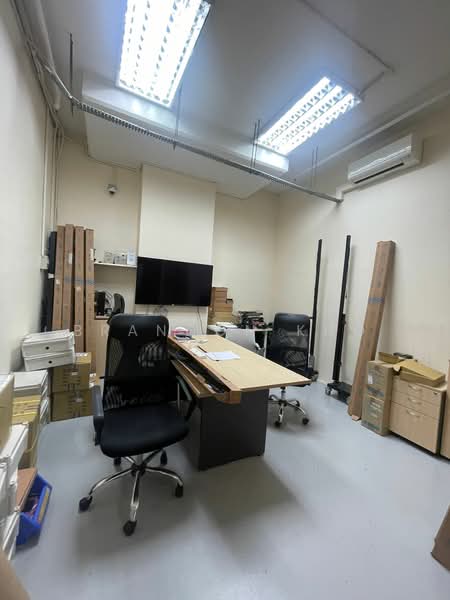 Tradehub 21, 8 Boon Lay Way, 2,002 sqft, Light Industrial (B1) For Rent, by Brandon Kho, 22153838 - CommercialGuru.com.sg