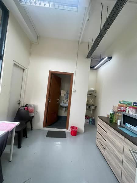 Tradehub 21, 8 Boon Lay Way, 2,002 sqft, Light Industrial (B1) For Rent, by Brandon Kho, 22153838 - CommercialGuru.com.sg