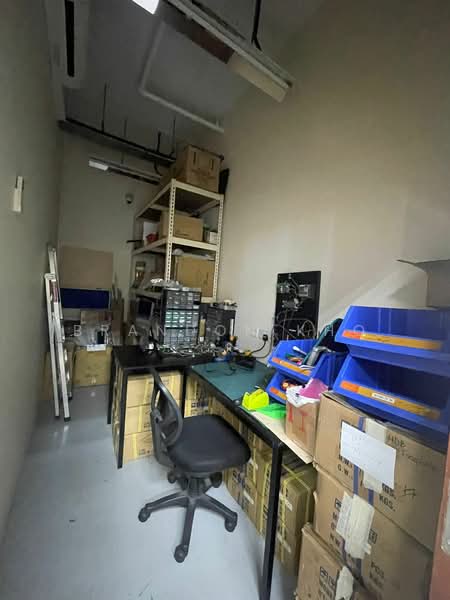 Tradehub 21, 8 Boon Lay Way, 2,002 sqft, Light Industrial (B1) For Rent, by Brandon Kho, 22153838 - CommercialGuru.com.sg