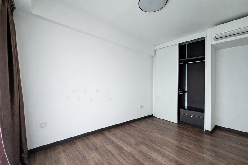 Lake Grande Condominium For Sale at S$ 1,200,000 | PropertyGuru Singapore - Huge Master Bedroom