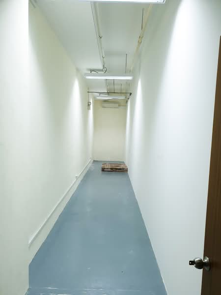 Woodlands Bizhub, 242 Woodlands Industrial Park E5, 350 sqft, Factory / Workshop (B2) For Rent, by Colin Tan, 22164467 - Woodlands Bizhub - Inside of 200sf room (1148cm x 160cm) - CommercialGuru.com.sg