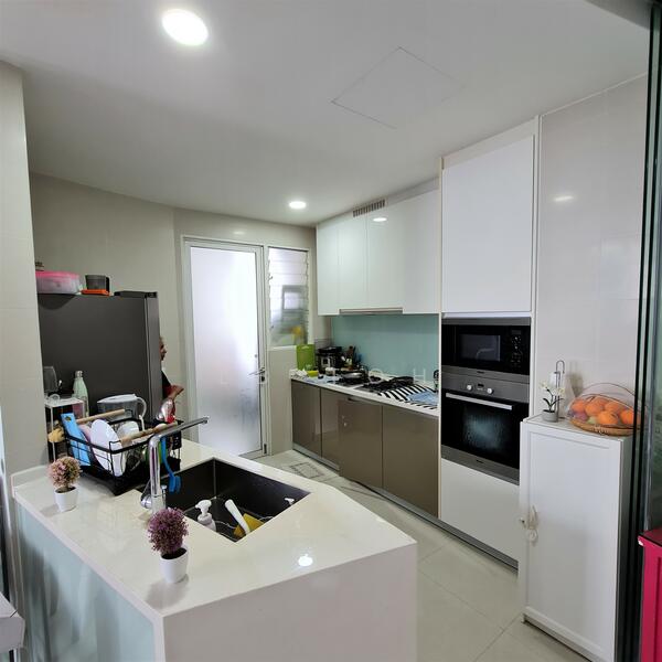 Good-size Kitchen, Open / Close Concept