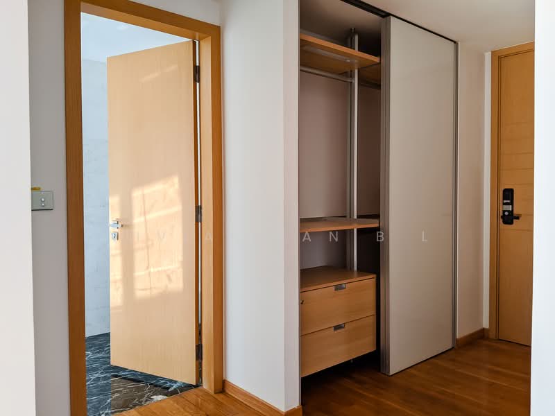 One Shenton, 1 Shenton Way, 4 Bedrooms, 5,640 sqft, Condominium For Rent, by Vivian Tan B L, 22193801 - Master Walk-in wardrobe - PropertyGuru.com.sg