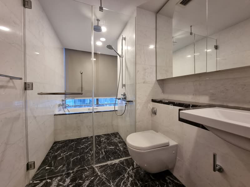 One Shenton, 1 Shenton Way, 4 Bedrooms, 5,640 sqft, Condominium For Rent, by Vivian Tan B L, 22193801 - Jr Master Bath - PropertyGuru.com.sg