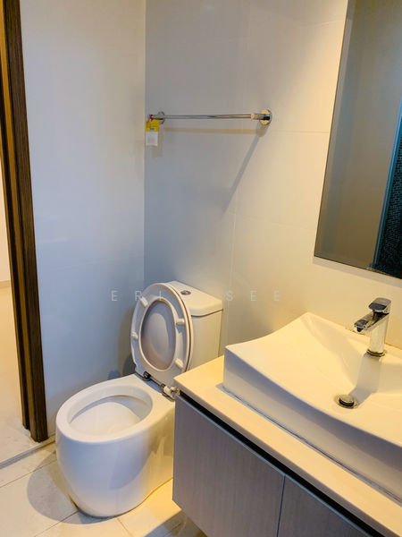 Bathroom with 2 way entrance