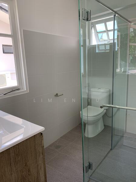 Semi-D at Hua Guan Avenue, Hua Guan Avenue, 3 Bedrooms, 2,500 sqft, Semi-Detached House For Rent, by Lim En Yu, 22250564 - Master Bathroom - PropertyGuru.com.sg