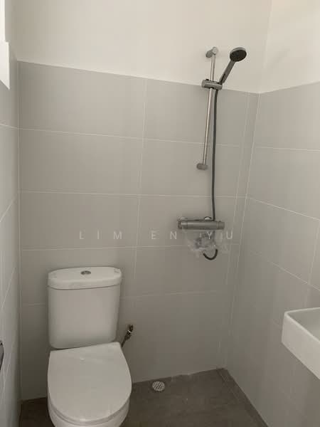Semi-D at Hua Guan Avenue, Hua Guan Avenue, 3 Bedrooms, 2,500 sqft, Semi-Detached House For Rent, by Lim En Yu, 22250564 - Common Bathroom (level 1) - PropertyGuru.com.sg