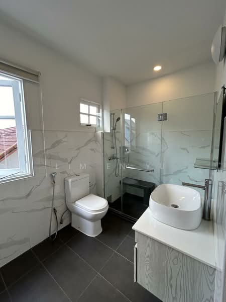 Semi-D at Hua Guan Avenue, Hua Guan Avenue, 3 Bedrooms, 2,500 sqft, Semi-Detached House For Rent, by Lim En Yu, 22250564 - Common Bathroom (level 2) - PropertyGuru.com.sg