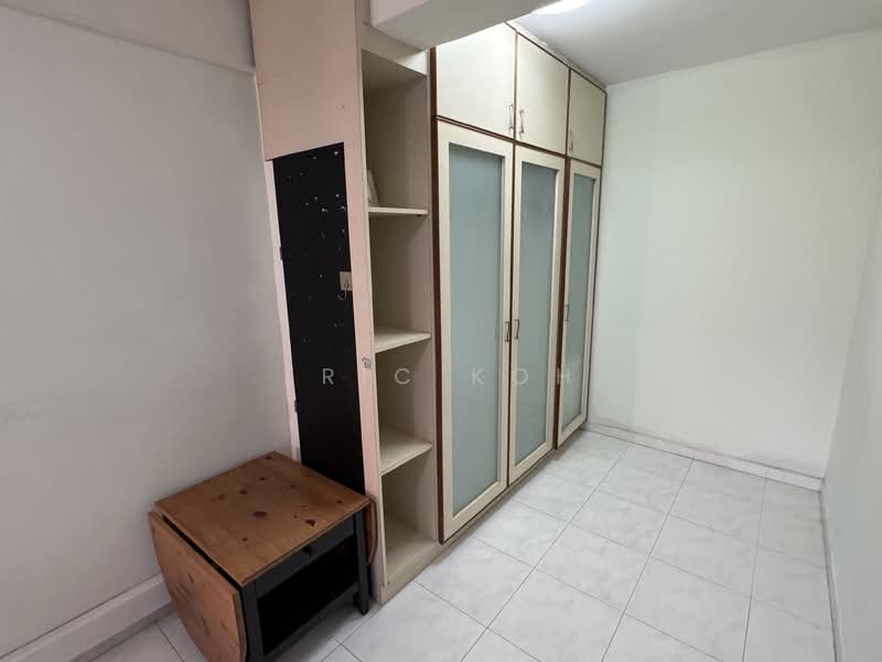 22 Telok Blangah Crescent, 22 Telok Blangah Crescent, 2 Bedrooms, 744 sqft, HDB Flat For Rent, by Eric Koh, 22251374 - Master Bedroom Wardrobe - PropertyGuru.com.sg