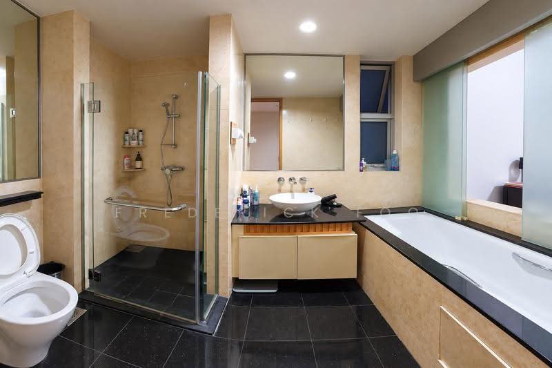 Cairnhill Crest, 2 Cairnhill Circle, Orchard / River Valley, 4 Bedrooms, 2,637 sqft, Condominium For Sale, by Frederick Foo, 22265961 - Master Bathroom - PropertyGuru.com.sg
